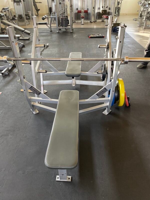 Hammer-Strength benchpress